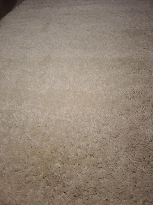 Рошави бели пътеки и килим