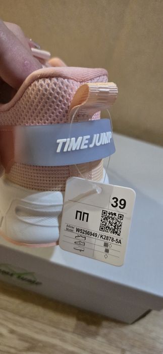 Кроссовки женские