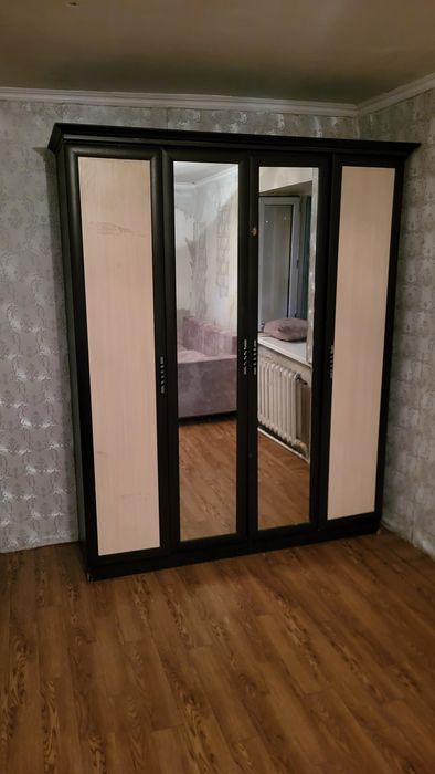 Шкаф с зеркалом продаётся