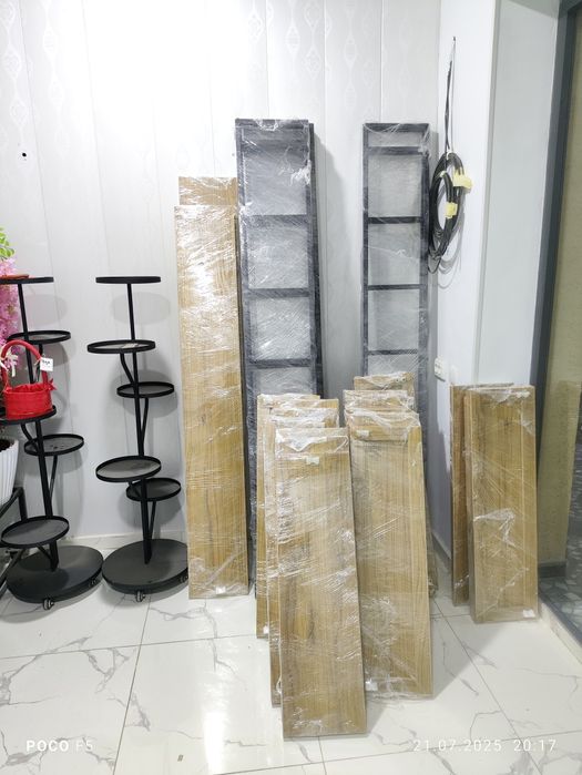 Dòkon uchun Loft dizayndagi polkalar va gullar uchun podstavkalar.