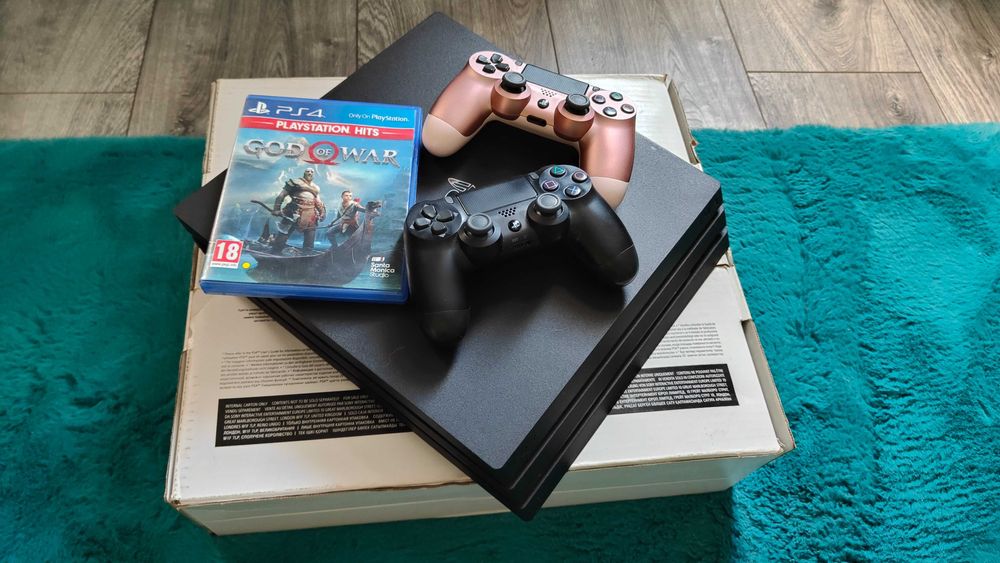 Vand PS4 PRO , 2 controllere si jocul God of War