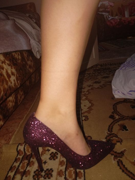 *Блестящие бордовые туфли*