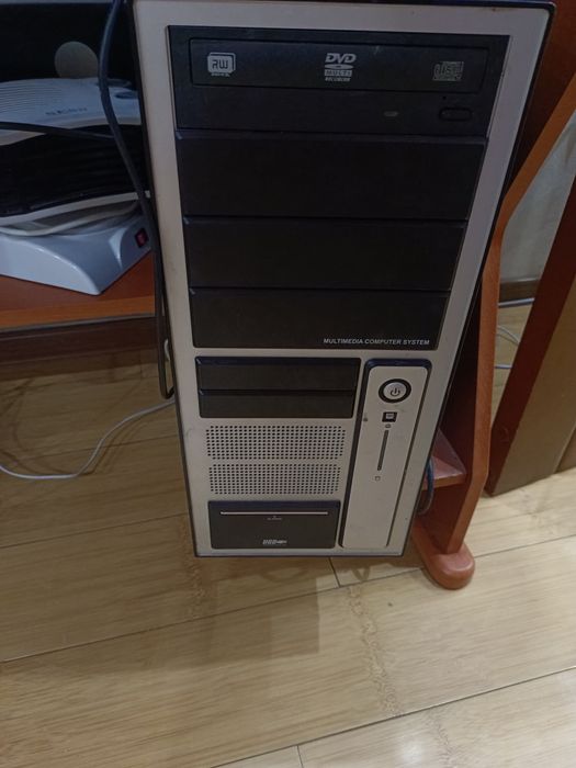 Продам компьютер в месте столом не дорого