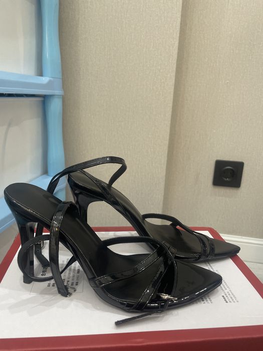 Новые чёрные туфли на каблуке