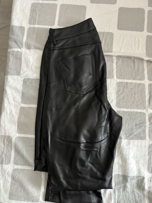 Pantaloni imitatie de piele