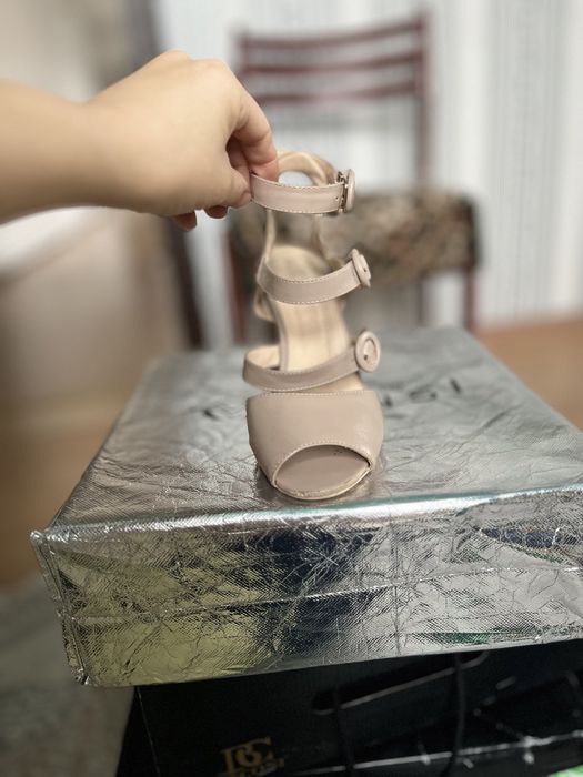 Продам босоножки