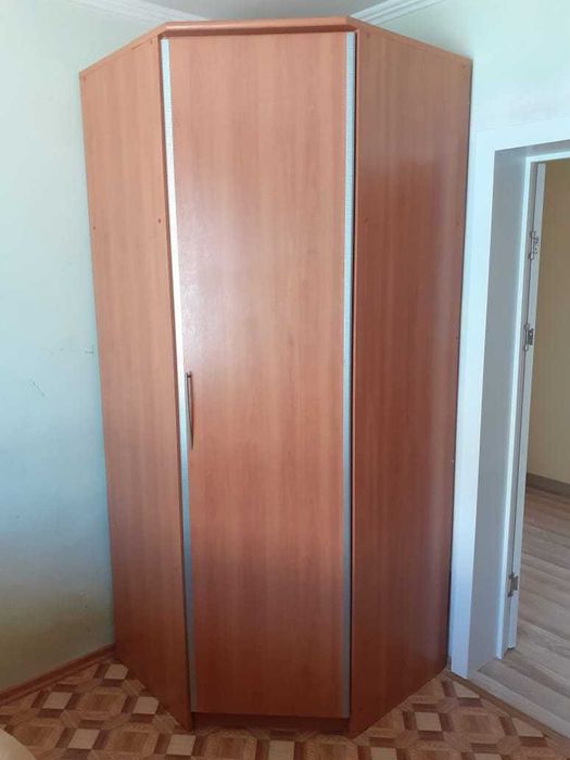 Продам шифоньер угловой