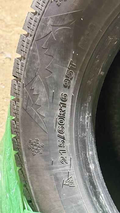 Продам зимний 215/60/16