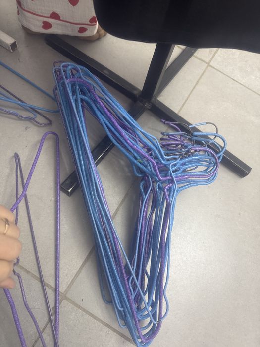 Продам вешалки разные . Маникены