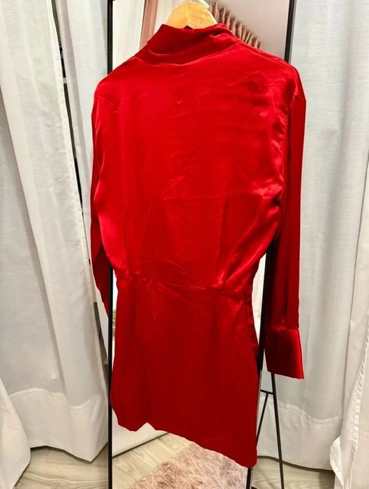 Rochie scurtă din satin roșie cu mâneci lungi Zara mărimea XS