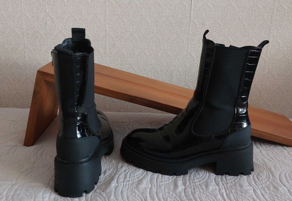 Продавам дамски черни боти номер 40 с цип, с платформа