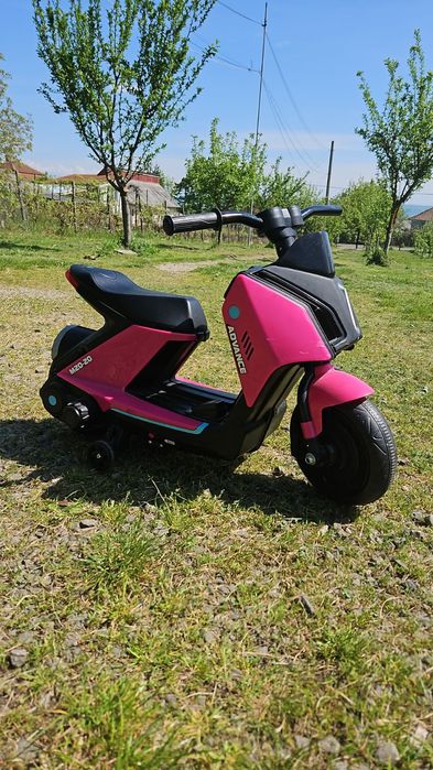 Motocicleta electrica pentru copii.