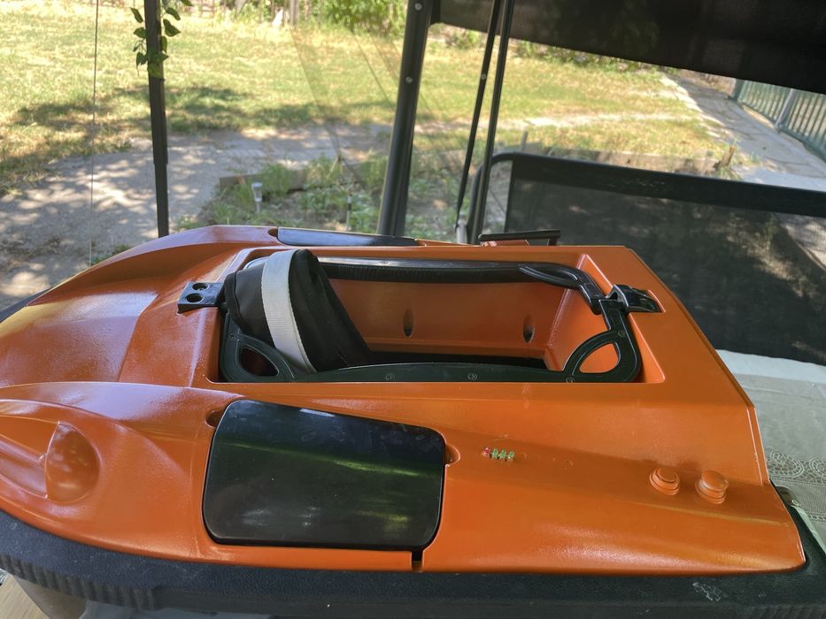 Лодка с GPS и сонар  продава