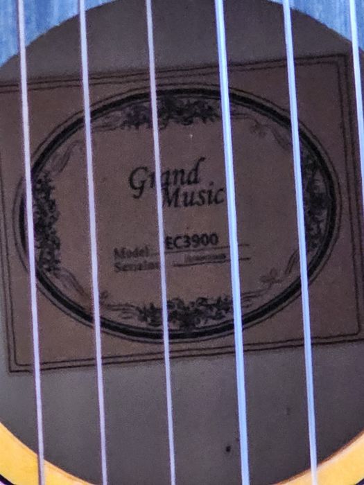 Klassik Gitara, yangi, chexoli bilan birga