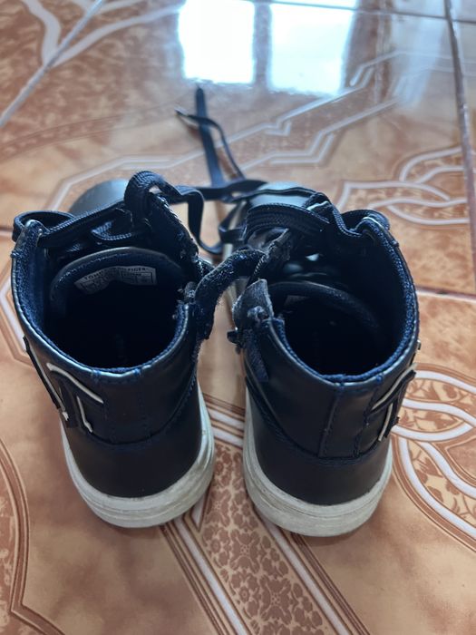 Ghete Tommy Hilfiger am măsurat cu ruleta in interior și au 16,5 cm