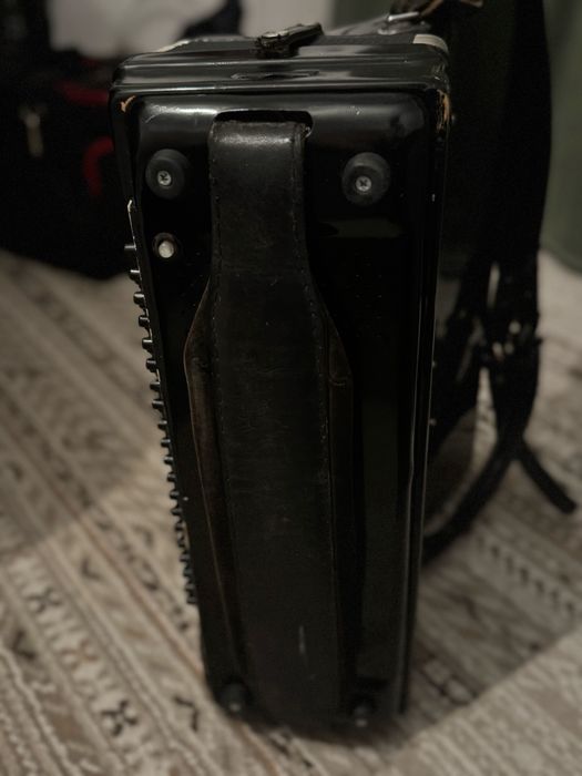 Vând acordeon  120 basi