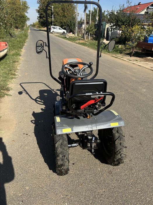 Tractoraș 12 CP – În garanție, 37 ore funcționare + Sistem cuplare accesorii R1200 (Ca nou)