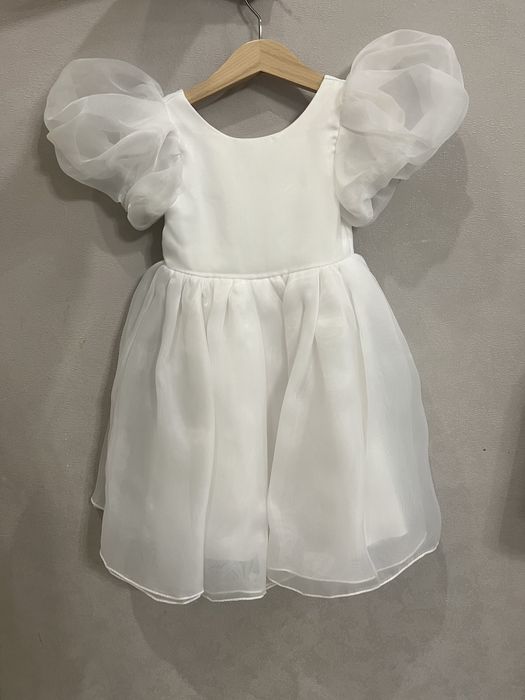Очень красивое белое платье на 2-3 года