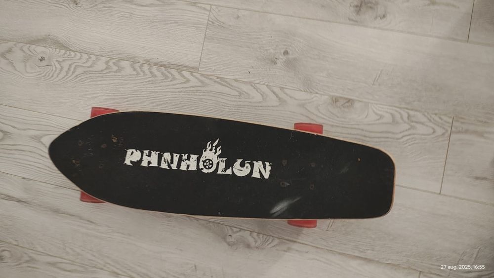 Skateboard nou, fără eticheta