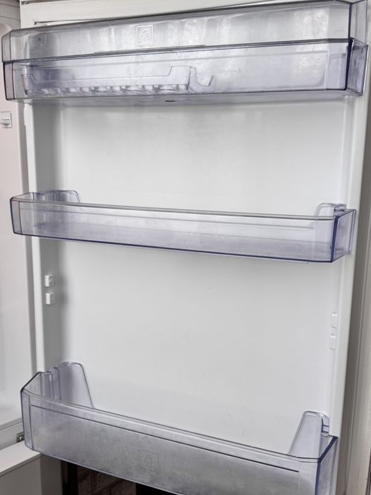 Продавам хладилник Beko с фризер