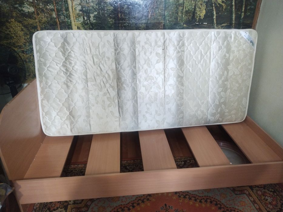 Кровать с матрасом