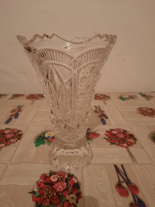 Продам хрустальную вазу.