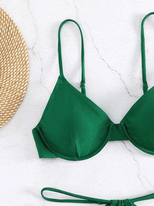Costum de baie verde doua piese cu decupaje si accesorii aurii