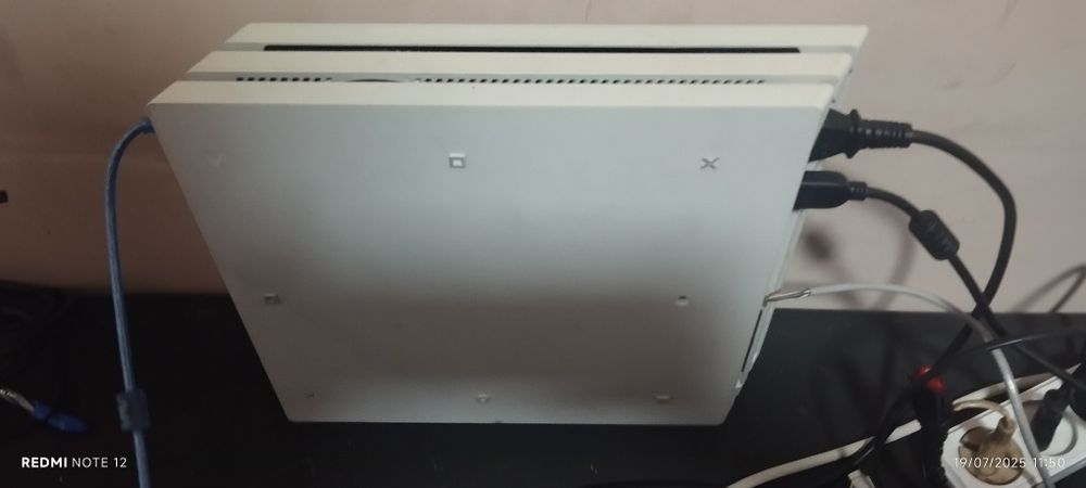 PS4 pro 1 tb xolati ideal 2ta orginal pult uyda oʻynalgan