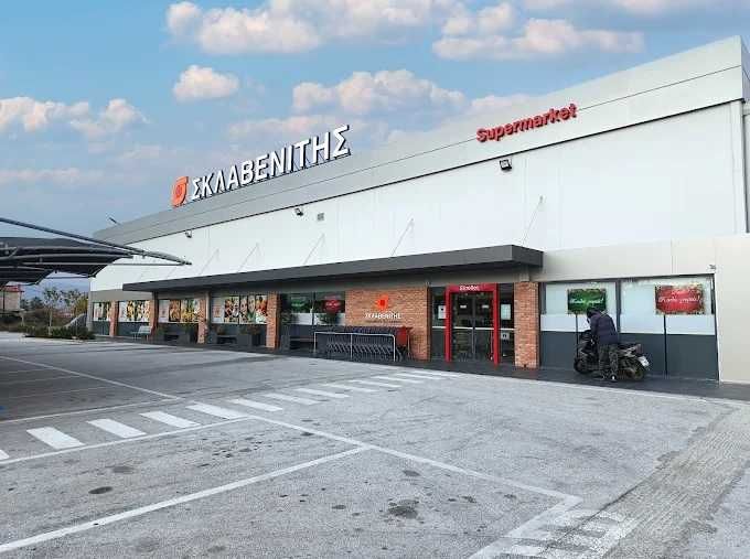 Продава парцел 780 м2 зад супермаркет Склавенитис в Аспровалта, Гърция