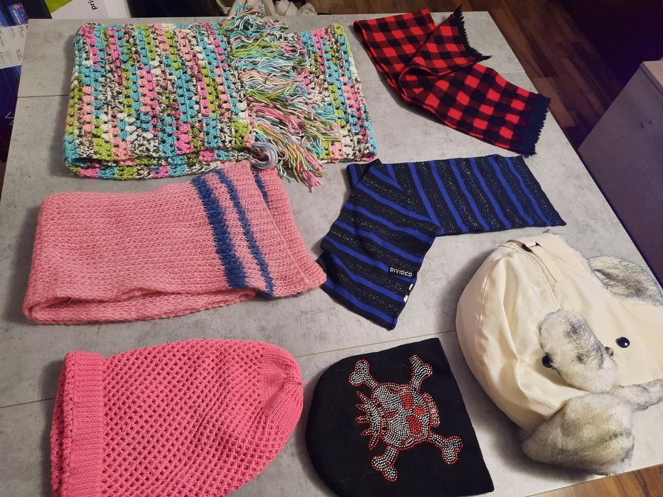 Bereta lana *Paris* Caciuli si fulare