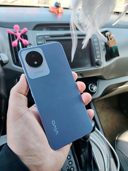 Продам смартфон +подарок новые наушники