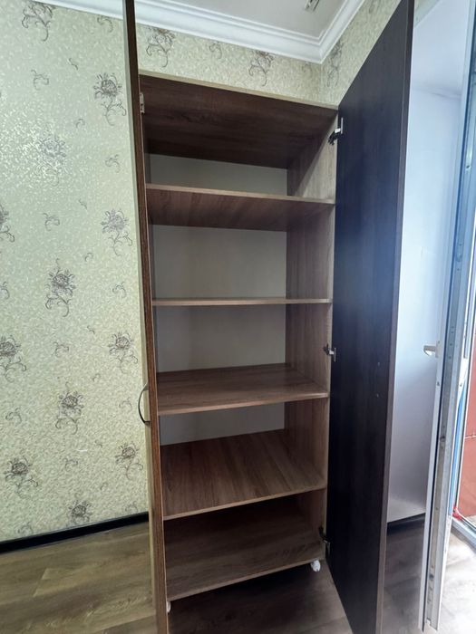 Продам стол и шкаф . Город Семей 50000