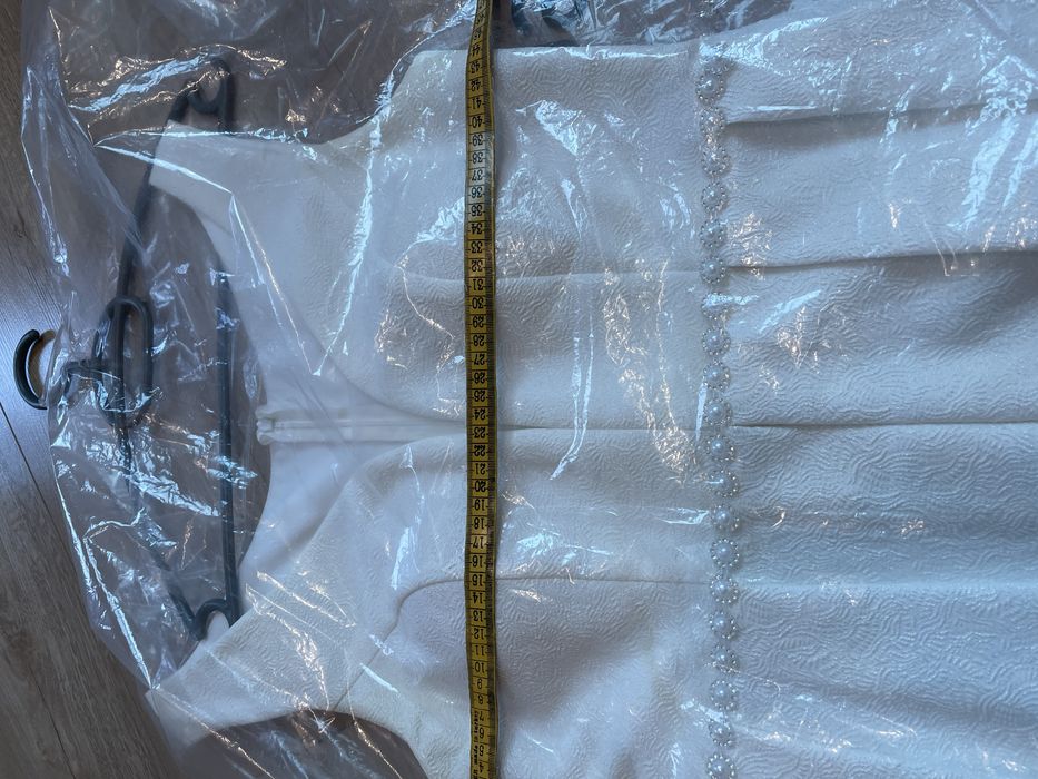 Бяла официална рокля за повод, с блестящи частици