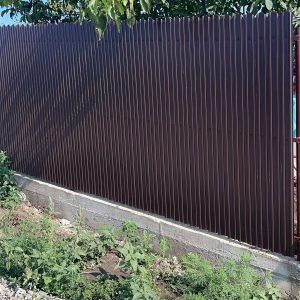 Construim garduri din șipcă metalică la oferta noastră de preț