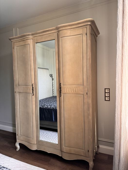 Продам двухдверный шкаф