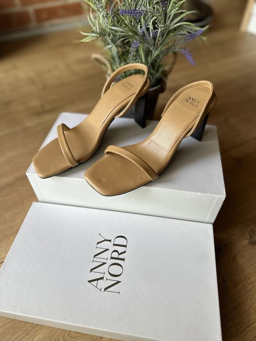ANNY Nord / the naked sandal 37