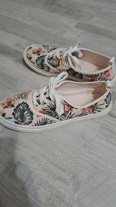 Дамски кецове H&M