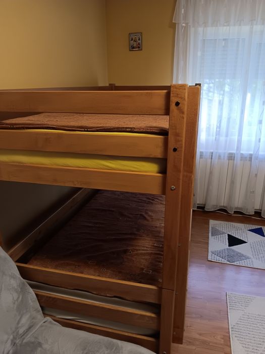 Vand pat suprapus , din lemn masiv.