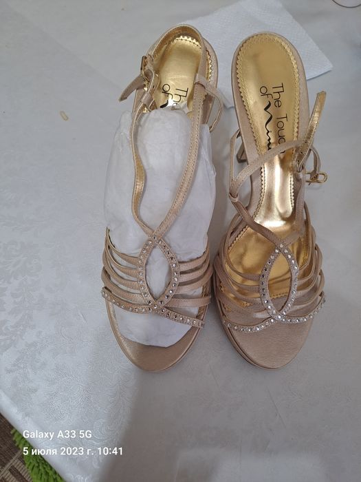Продам босоножки