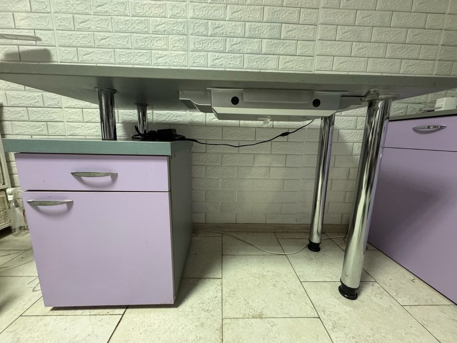 Бюро за маникюр с прахоуловител + шаф