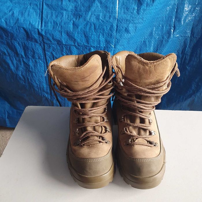 Bocanci militari diferite modele.