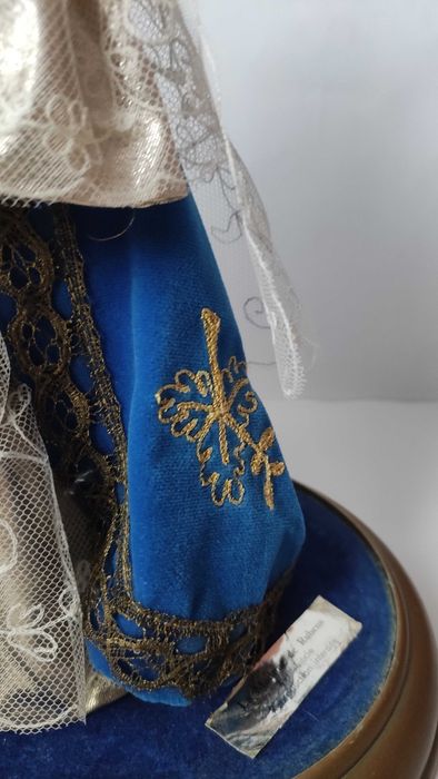 Голяма восъчна фигура на Мадоната и Младенеца в прозрачен овален купол