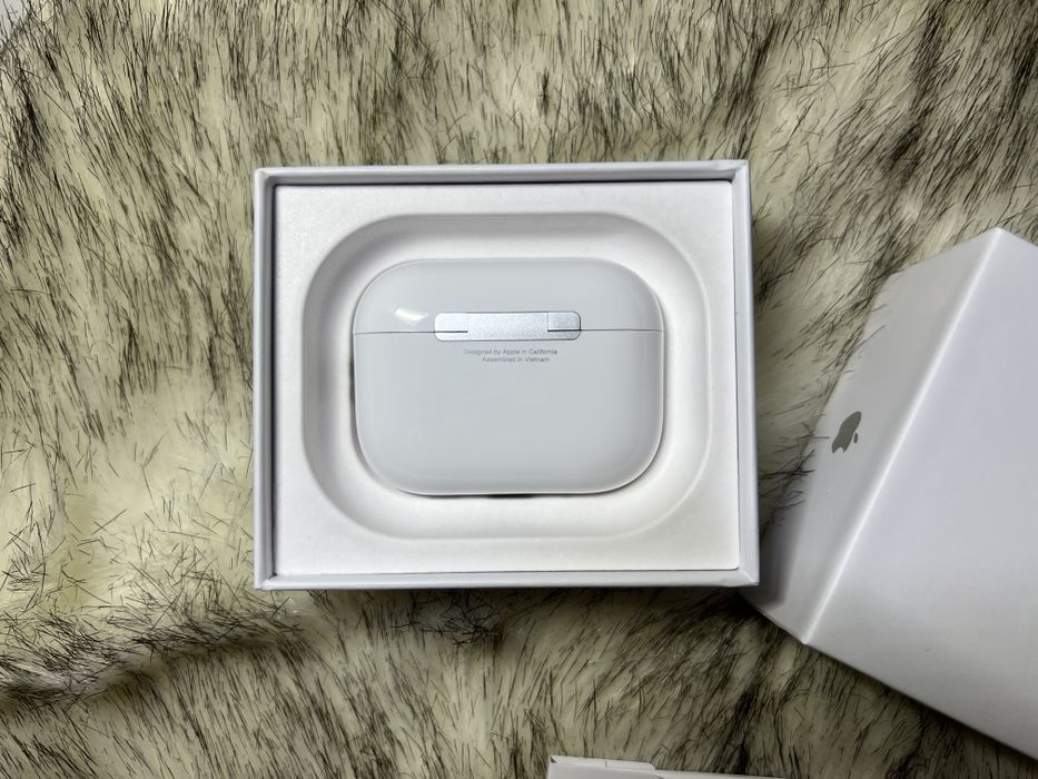 Casti Apple AirPods Pro 3 - ca noi