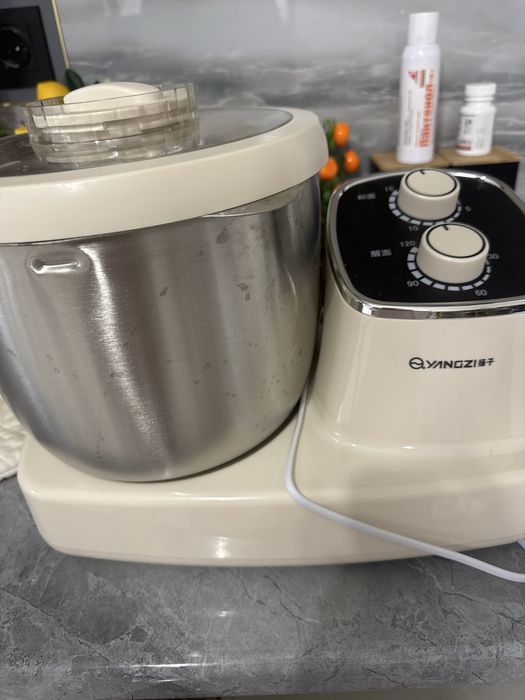 Тестомешалка очень хорошего качества новый