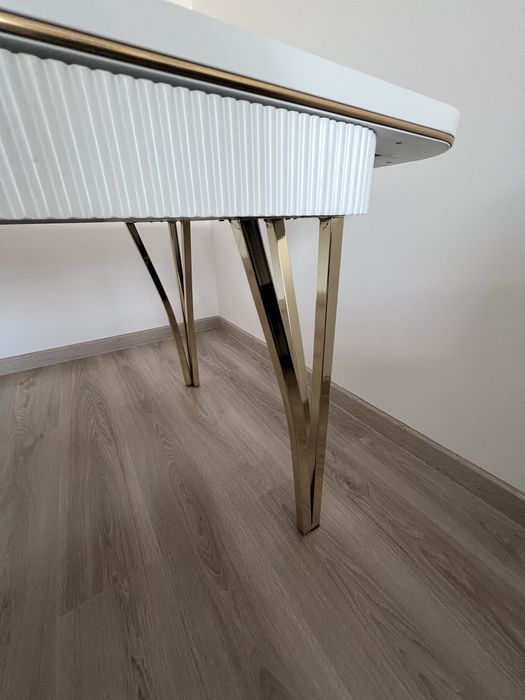 Masă de dining extensibilă cu efect de marmură/aur
