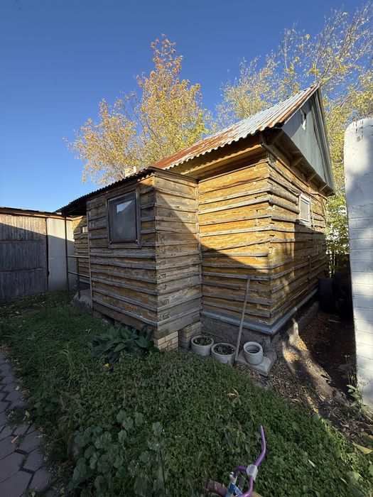 Продаеться дом, конюшня, коровник