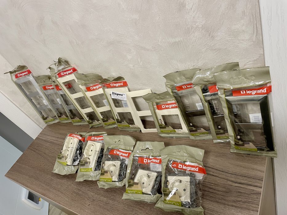 Контакти и декоративни рамки Legrand Valena Life