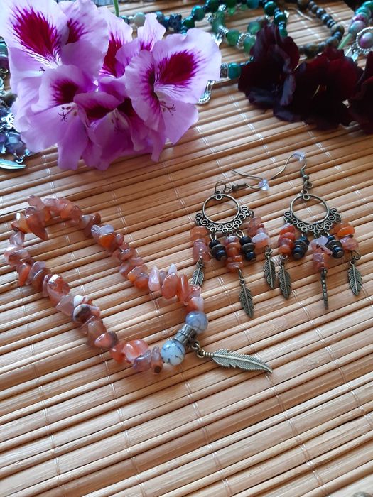 Гривни от полускъпоценни камъни. Подаръци за коледа.