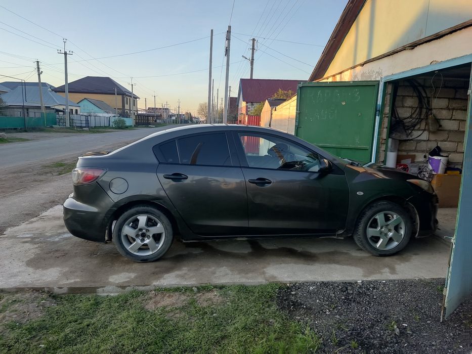 Продам автомобиль Мазда 3