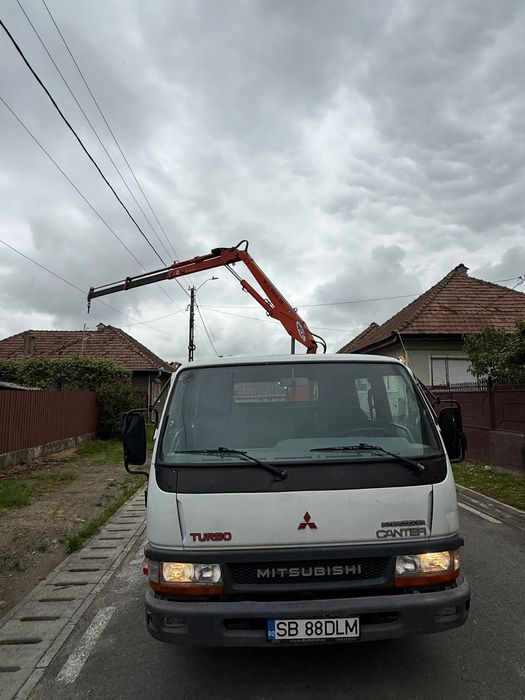 Autoutilitara cu macara